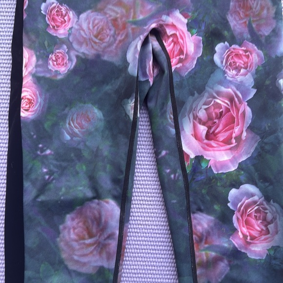 Noir Blanc Scrunch Leggings Roses aprint Velvet Side Panels Leggings Sz L - Picture 5 of 8